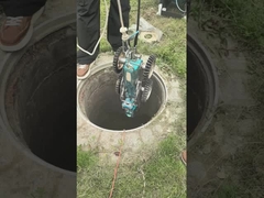 監視カメラが マンホールへ下る
